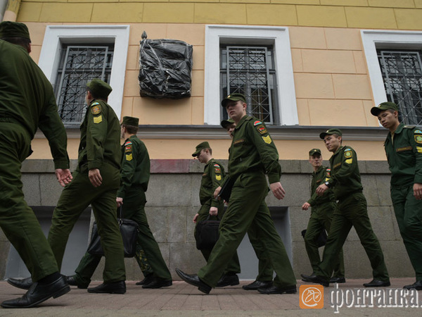 Полиция не ищет вандалов. Курсанты не отмывают доску Маннергейму