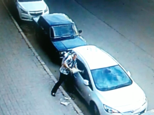 Беспощадная война бизнесмена Космоса с автомобильным стеклом (видео)