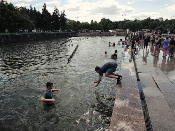 Участница «водной битвы» в Петербурге получила травму