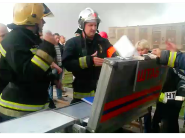 МЧС проводит замеры воздуха на месте пожара в Понтонном