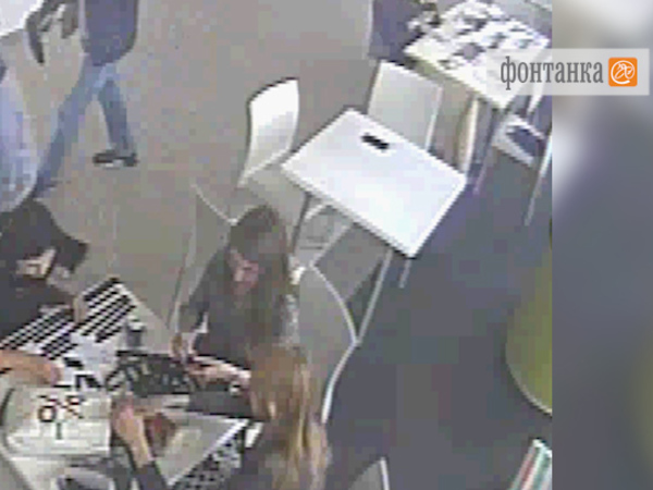 Воры в торговом центре украли из сумки телефон, но оставили свой