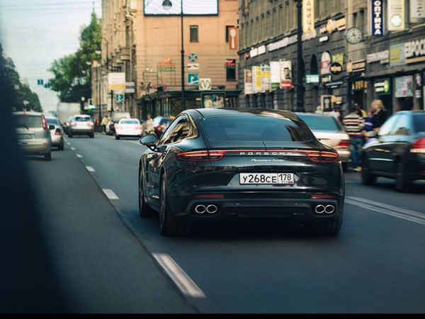 В Петербурге разбили Porshe из будущего