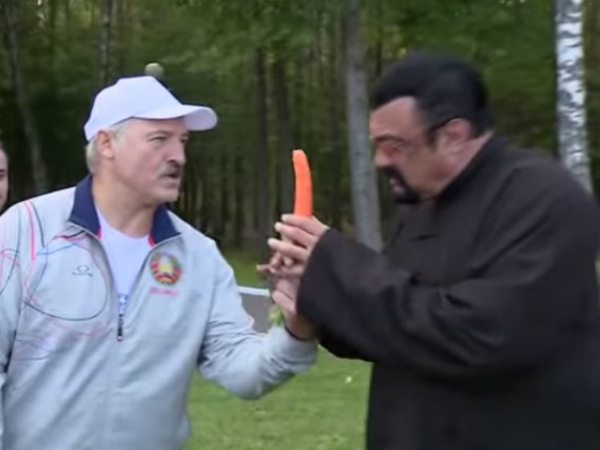 Лукашенко почистил Сигалу морковку
