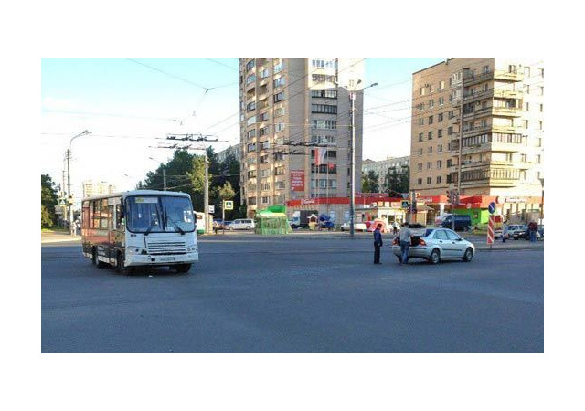 Очевидцы: Маршрутка "не проскочила" перекресток Димитрова и Будапештской