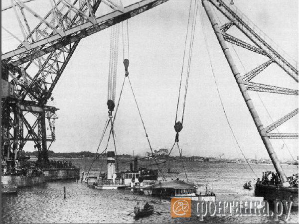 В узком заливе морского канала...