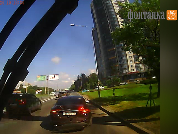 В Петербурге бизнес-леди разбила “Ягуар”, пытаясь проучить маршрутку