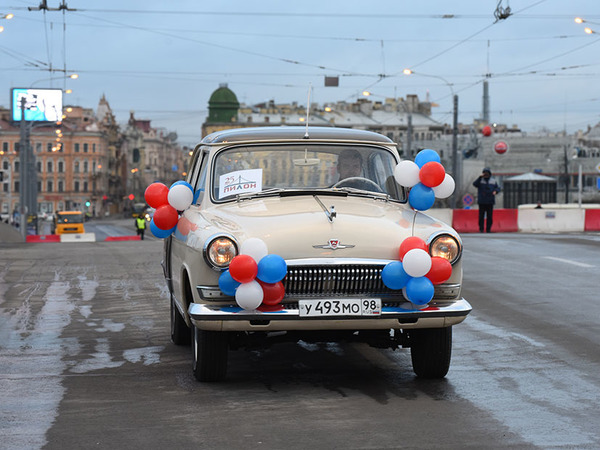 Движение по Тучкову мосту открыла колонна ретроавтомобилей