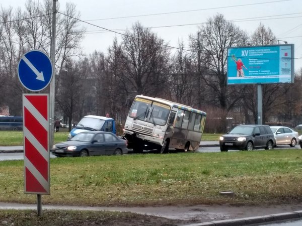 В Петербурге маршрутка штурмовала платформу эвакуатора