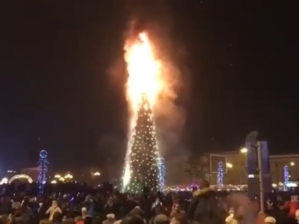 Под возгласы «Раз, два, три!!!» в Южно-Сахалинске сгорела главная елка