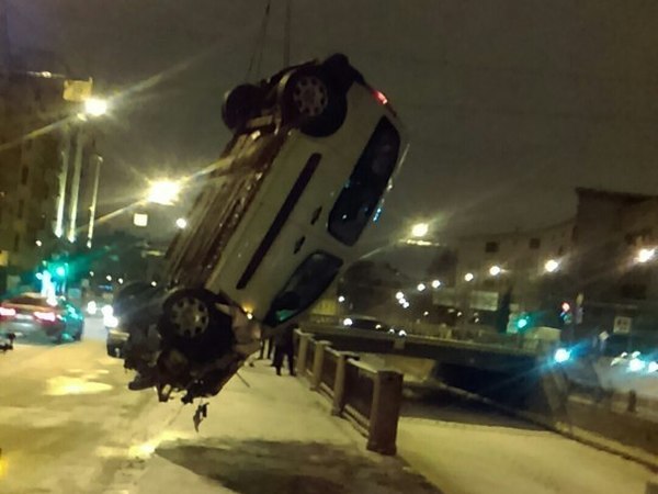 В Карповку рухнул автомобиль