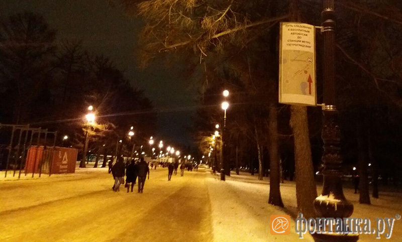 Указатели в парке до парковки шаттлов