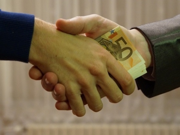 Взятки гладки: В МВД отчитались об увеличении среднего размера взятки
