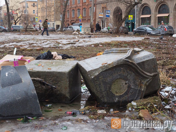 На Петроградской стороне «всплыли» старинные надгробия