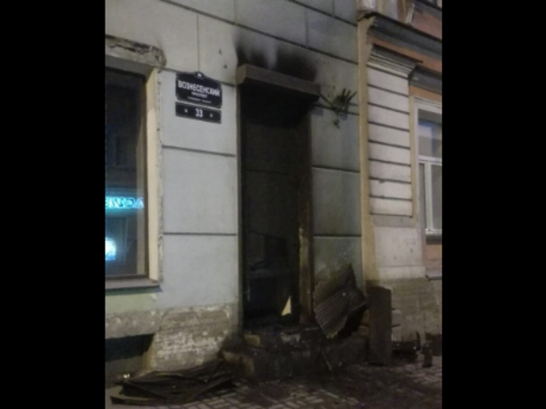 В Петербурге подожгли дверь в штаб Навального