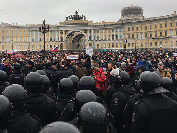 Над Дворцовой - вертолет, на Невском — ОМОН