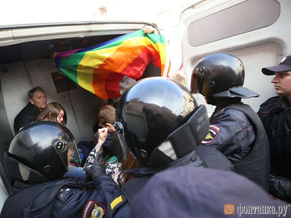 У Аничкова моста задержали около 10 ЛГБТ-активистов, устроивших акцию