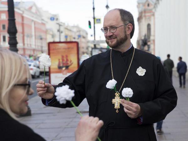 Делать добро – легко: В Петербурге проходит благотворительная акция «Белый цветок»