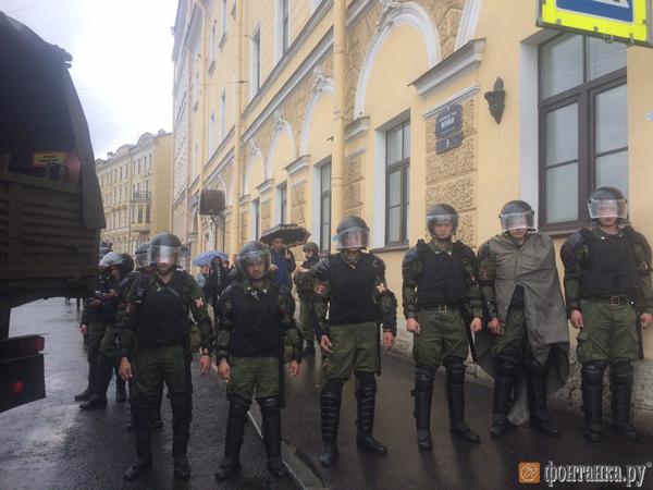 Участники митинга на Марсовом пытаются пройти на Дворцовую