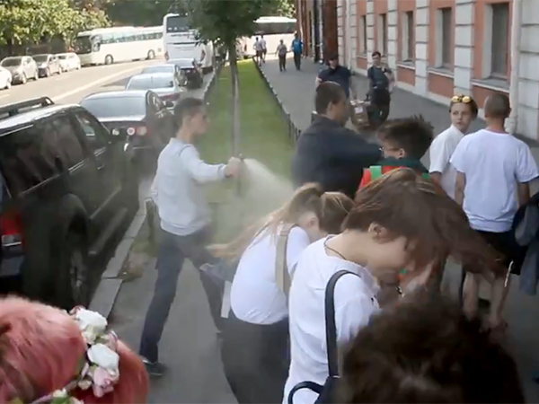 Нападение на ЛГБТ-активистов у Марсова поля сняли на видео