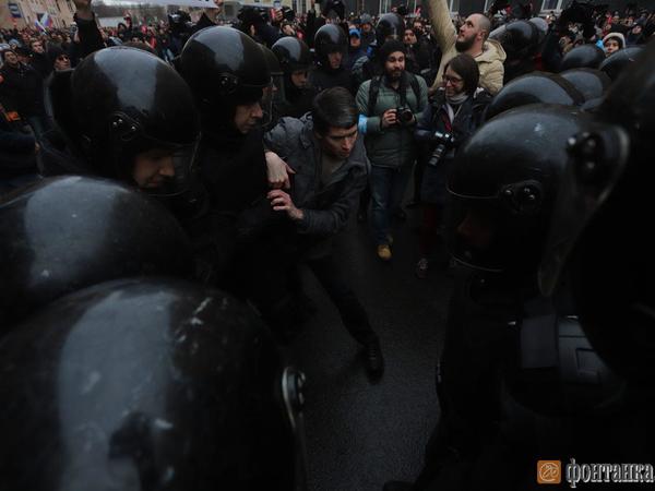 В Петербурге начали задерживать участников протестной акции