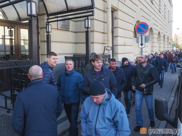 В Петербурге рабочие устроили забастовку и пришли в офис «Метростроя» требовать зарплату