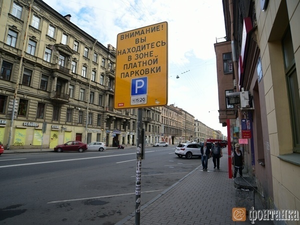 Полиция с народом. Новый закон не поможет Смольному бороться с захватчиками парковок