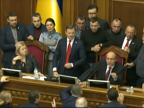Заседание Верховной рады о введении военного положения на Украине началось со скандала. Депутат Ляшко заблокировал трибуну
