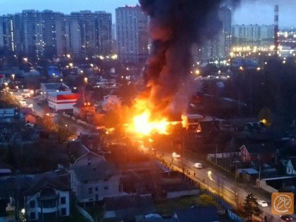 В Мурино в сгоревшем здании шиномонтажа нашли тела четырех человек