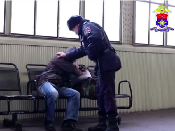 «Боже, верни его на путь истинный». Транспортная полиция в проморолике показала сочувствующего бездомным и многодетным сотрудника