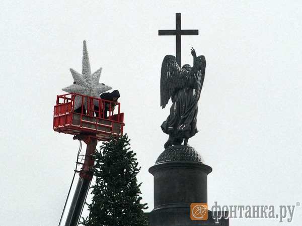 Главную елку Петербурга увенчали звездой