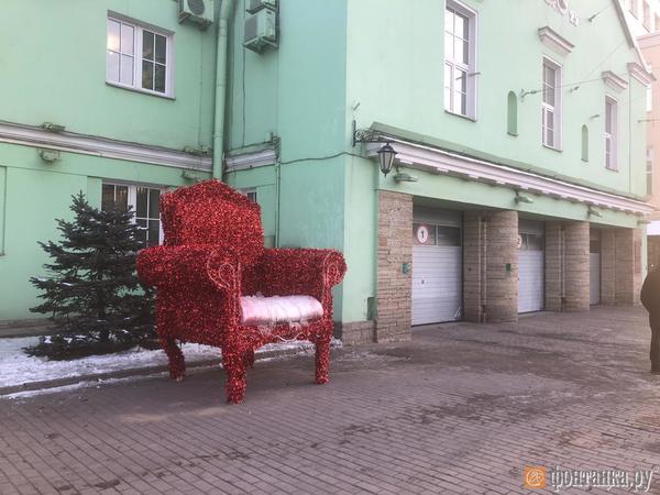 Пожарную часть на Московском проспекте украсили огромным троном. Вечером кресло будет гореть