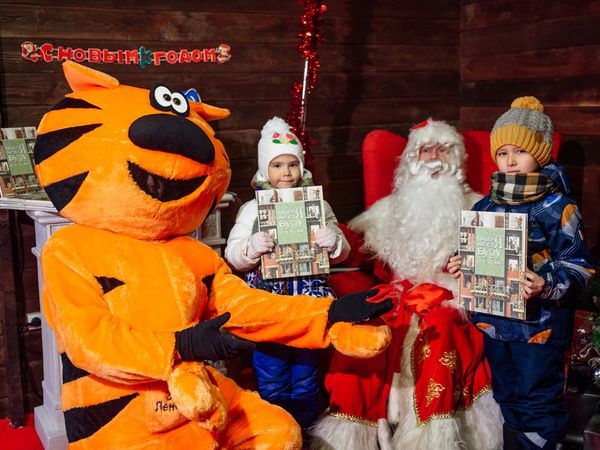 Рыжий Кот Группы «Эталон» посетил Рождественскую ярмарку и вручил детям подарки