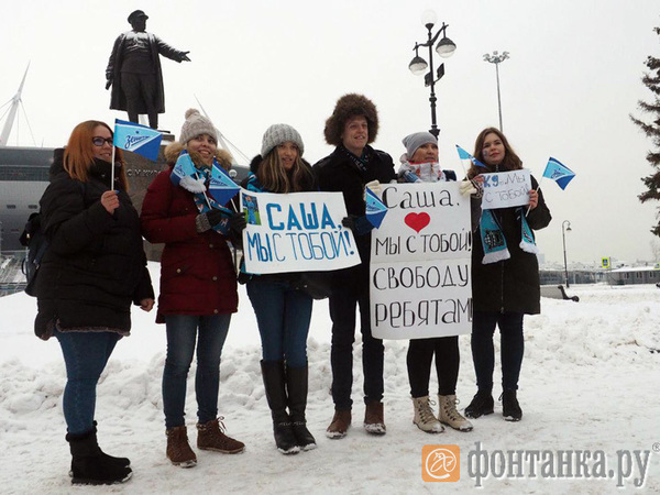 Акция в поддержку Кокорина у «Газпром Арены» собрала восемь человек. Ждали 40