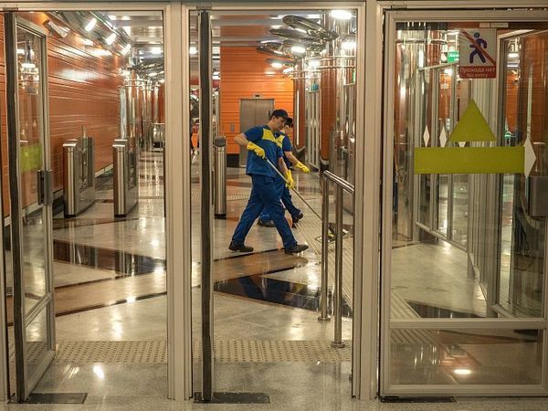 Отделка, протечки и ржавчина: 1200 претензий Смольного к «Новокрестовской» и «Беговой»