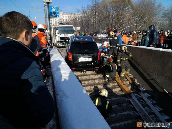 Заехавший в подземный переход на «Московской» кроссовер вытащили наверх