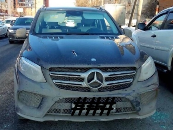 Автомобиль бизнесмена расстреляли в Петербурге