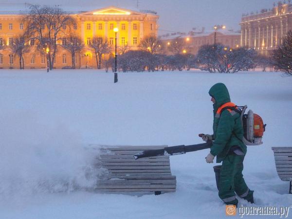 Снег в Петербурге расчищают "пылесосами"