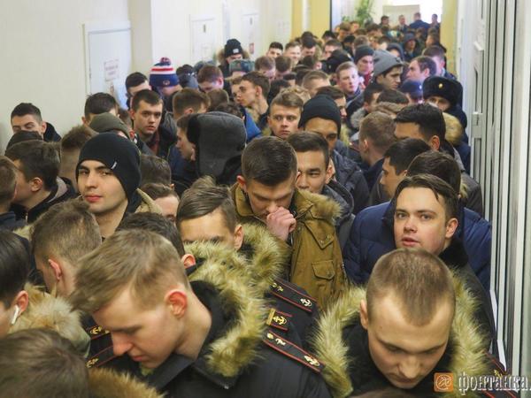Избирательные участки Петербурга не справляются с потоком желающих
