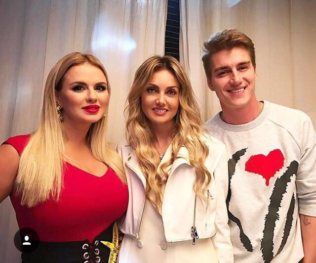 на фото Тимохина с Семенович и режиссером клипа