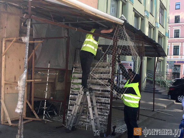 Смольный начал рейд против незаконной торговли на Апраксином дворе