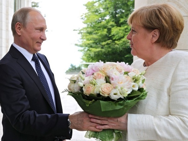 Самое сокрушительное оружие Путина: плед и букет