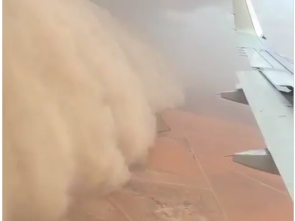 Ураган в Астане повалил кран, сорвал крыши и выкинул самолет на газон при посадке