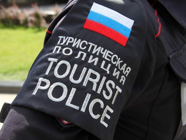 Внутренний полицейский туризм из заброшенного детского лагеря
