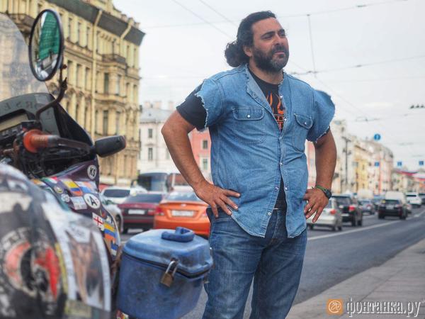 Путешествующая 16 лет на мотоциклах семья из Аргентины добралась до Петербурга