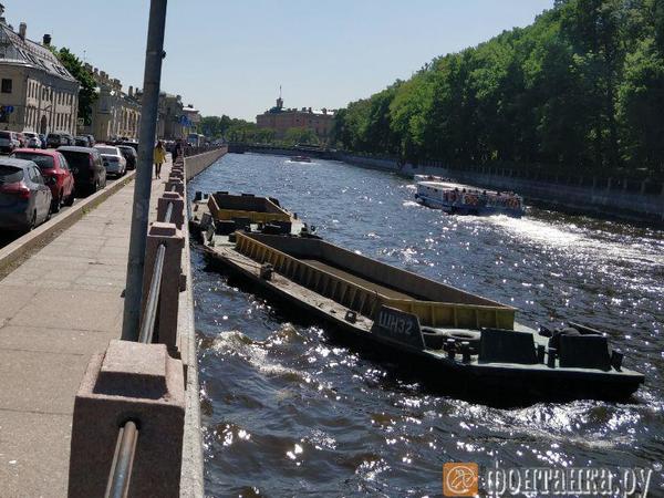 На Фонтанке груженная грунтом шаланда не выдержала нагрузки