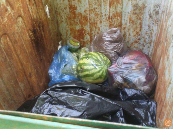 Жители Выборгского района подозревают, что «Лента» выкидывает еду