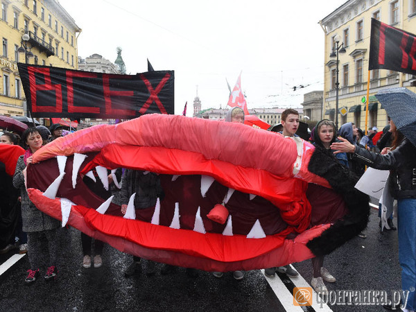 Радугу нельзя, а вагину можно: полиция как цензор Первомая