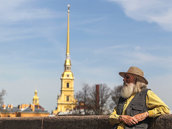 Мечты Смольного о Петербурге-2021: живи 77 лет, получай 81 тысячу