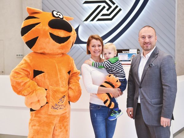 В Группе «Эталон» поздравили 7000-го покупателя с начала 2018 года