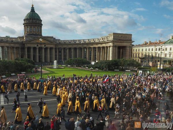 По Невскому проспекту двинулся многотысячный крестный ход. Во главе несут десницу